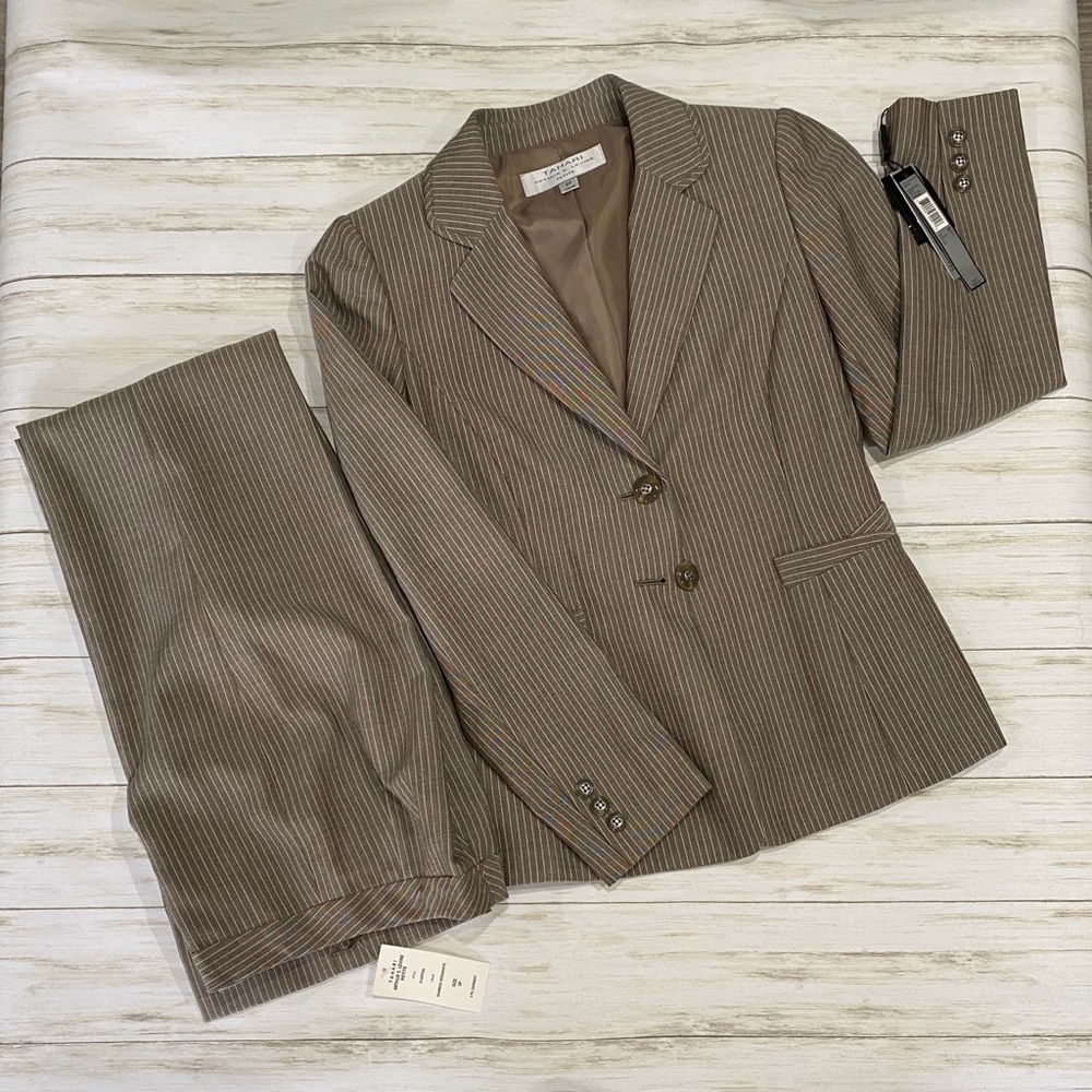 TAHARI Arthur S. Levine Pant Suit